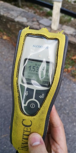 Investigado un conductor de Becerreá (Lugo) que sextuplicó la tasa máxima de alcoholemia tras aparcar en una curva.