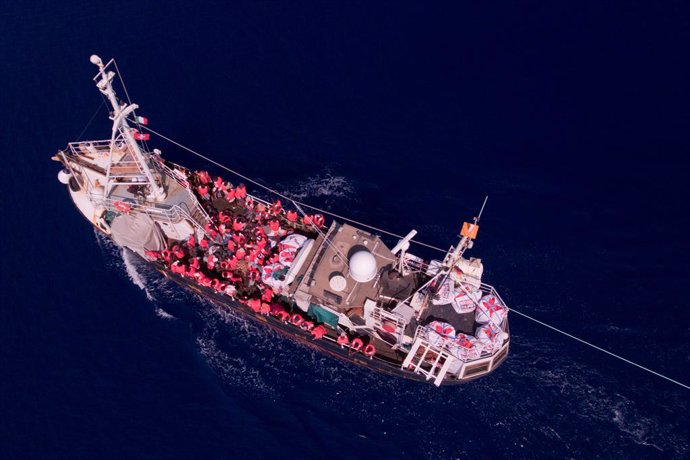 Europa.- Bruselas coordina la reubicación de los migrantes al bordo del barco al