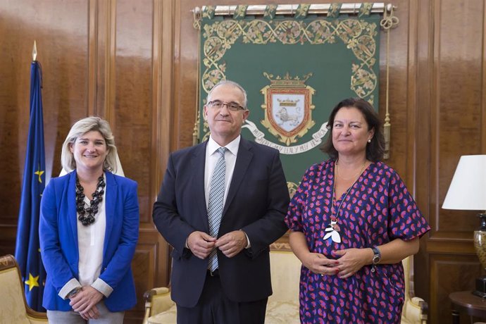 La concejala delegada de Cultura e Igualdad, María García-Barberena; el alcalde de Pamplona, Enrique Maya; y la comisaria del Xacobeo 2021, Cecilia Pereira