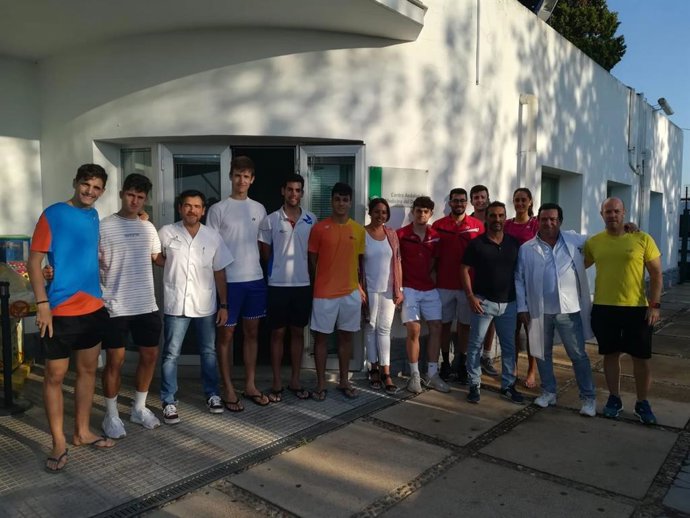 [Grupohuelva] Nota Y Foto Junta (Delegada Educación Y Deporte Visita Jugadores Federación Bádminton)