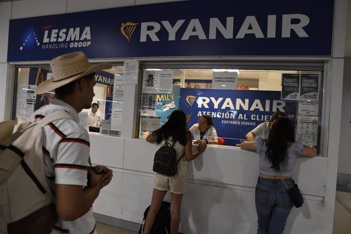 Passatgers en el mostrador de Ryanair en l'Aeroport de Madrid-Barajas. Arxiu