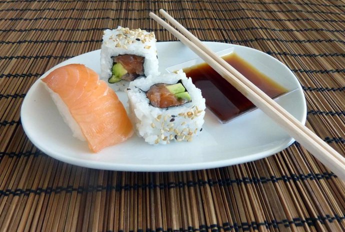 Un plato de piezas de sushi.