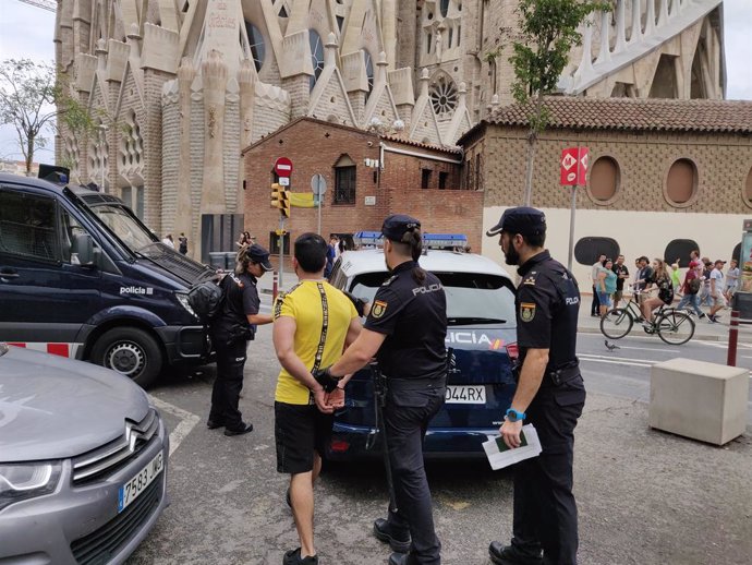 Trasllat a comissaria identificats com a possibles carteristes reincidents del Metre de Barcelona.