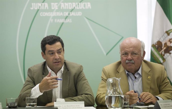El presidente de la Junta de Andalucía, Juanma Moreno (i) junto al consejero de Salud y Familias, Jesús Aguirre (d)  preside la reunión del gabinete de seguimiento del brote de listeriosis.