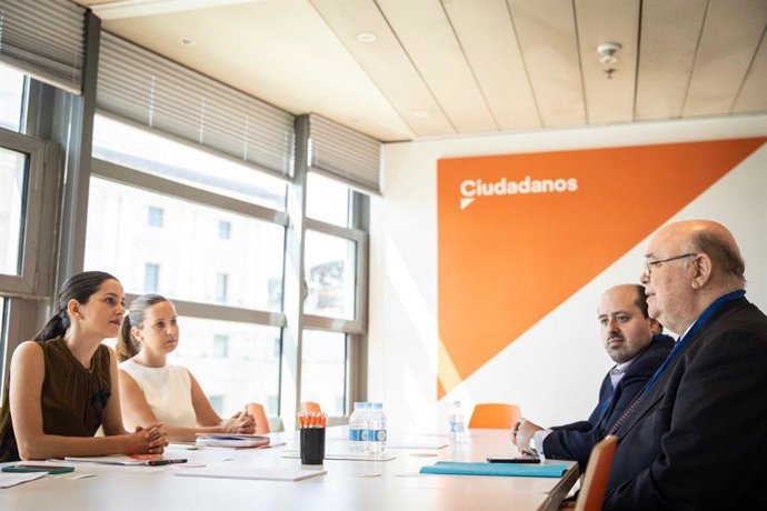 La portavoz de Ciuadanos en el Congreso, Inés Arrimadas, la portavoz adjunta, Melisa Rodríguez, junto al embajador de Juan Guaidó en España, Antonio Ecarri.