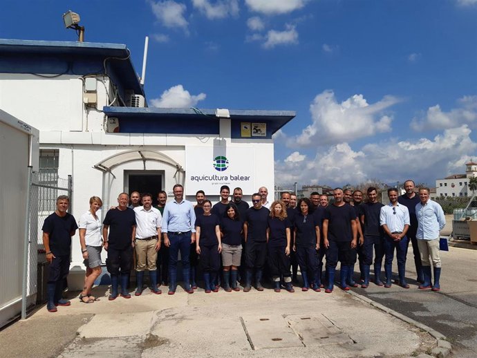 El alcalde de Palma (5i) visita las instalaciones de la piscifactoria Aquicultura Balear, tras el incendio sufrido el pasado 15 de agosto.