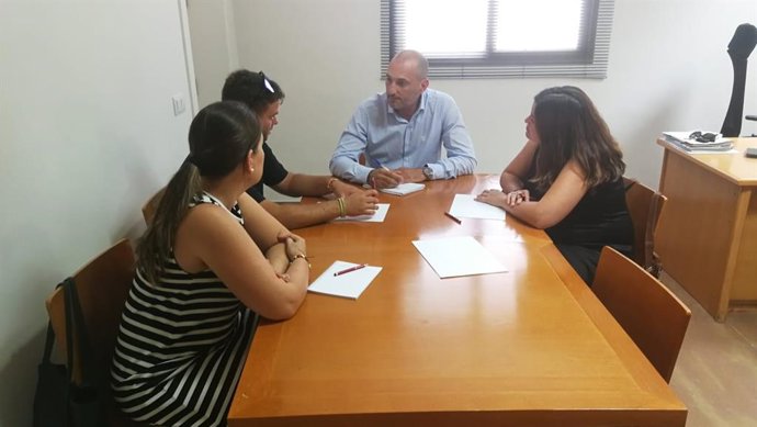 El concejal de Empleo se reúne con la pedánea de Gea y Truyols