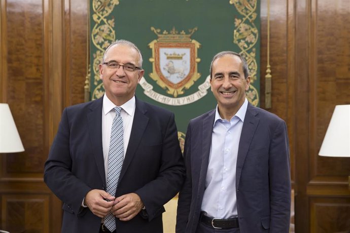 El alcalde de Pamplona, Enrique Maya, con el rector de la Universidad de Navarra, Alfonso Sánchez-Tabernero