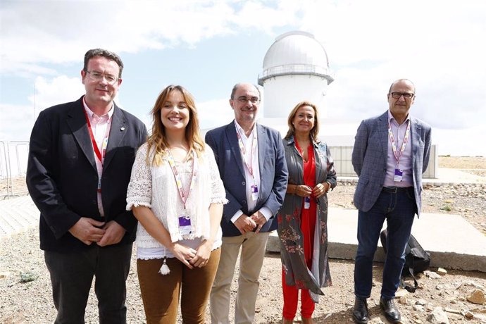 El presidente del Gobierno de Aragón, Javier Lambán, y varios consejeros en el Observatorio de Astrofísica de Javalambre.