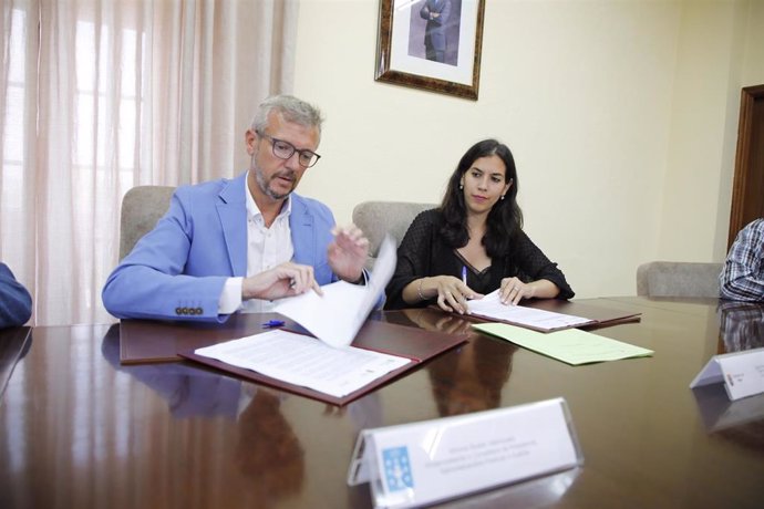 Firma del covenio de colaboración entre el vicepresidente de la Xunta, Alfonso Rueda, y la teniente alcalde de Meis, Araceli Maquieira.