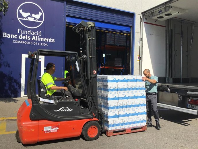 Donación de leche al Banc dels Aliments de Lleida