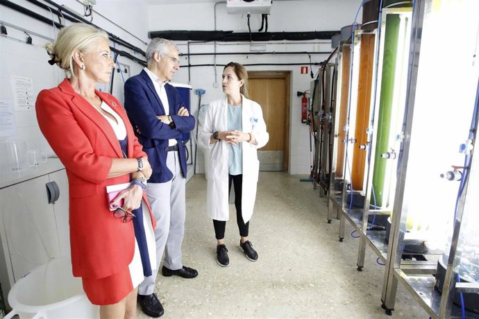 El conselleiro Francisco Conde, y la delegada territorial de la Xunta, Corina Porro, en una visita al Instituto Español de Oceanografía.