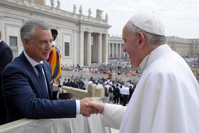 El Papa saluda al lehendakari; Iñigo urkullu, durante la Audiencia pública en Roma