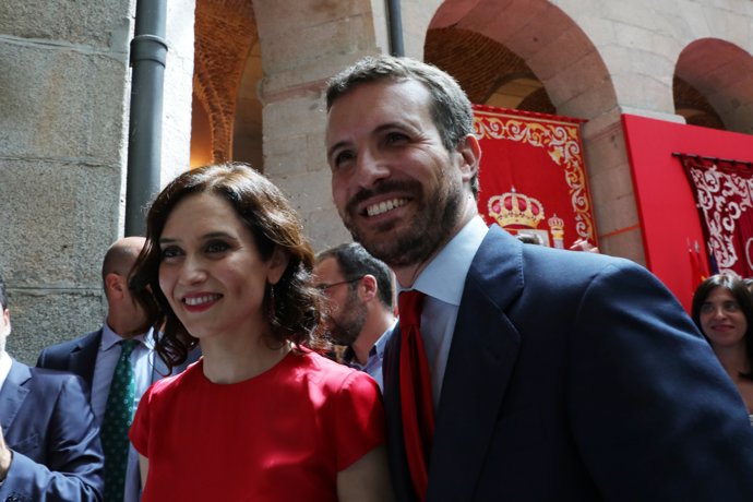 La nueva presidenta de la Comunidad de Madrid, Isabe Díaz Ayuso y el presidente del Partido Popular, Pablo Casado, posan juntos tras el acto de toma de posesión del cargo de Ayuso como presidenta de la comunidad.