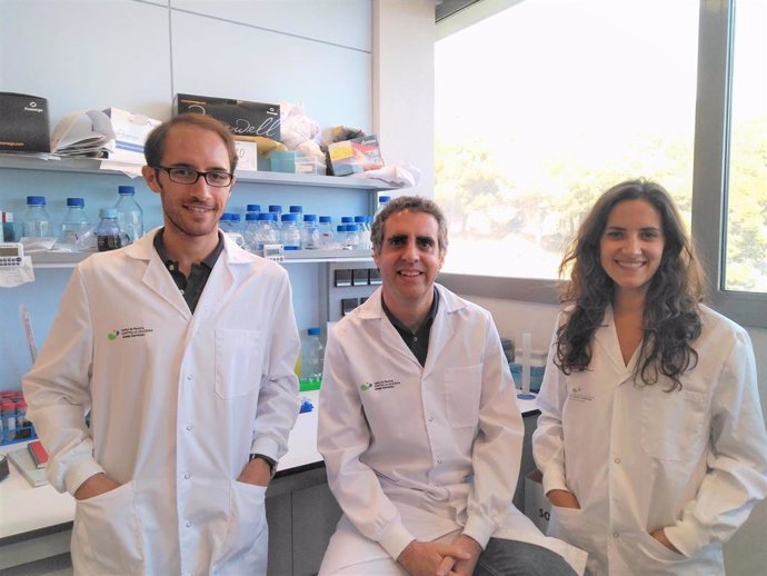 Los investigadores Maxime Janin, Manel Esteller y Vanessa Ortiz-Barahona