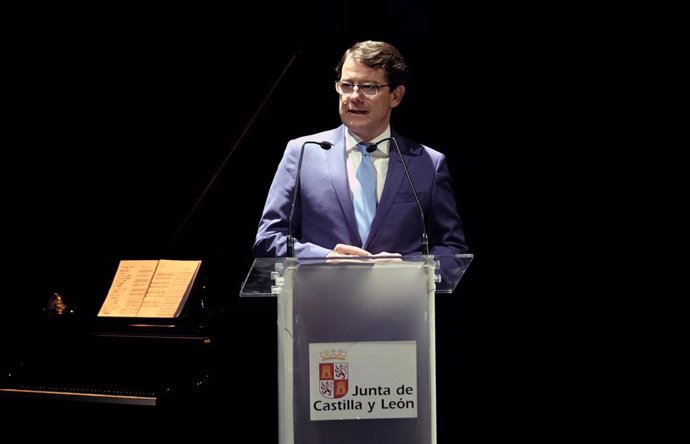 El presidente de la Junta de Castilla y León, Alfonso Fernández Mañueco, durante la inauguración de la XXII Feria de Teatro de Castilla y León.