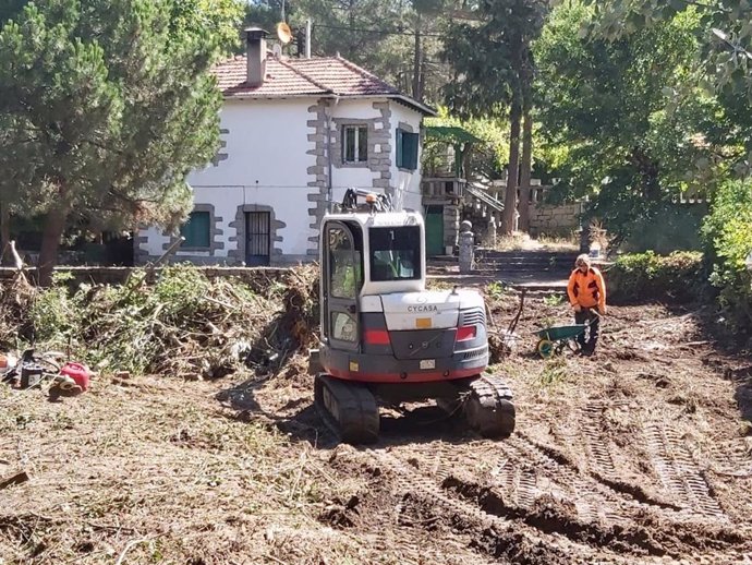 Trabajos de limpieza en la zona afectada por la riada de Las Navas del Marqués (Ávila).