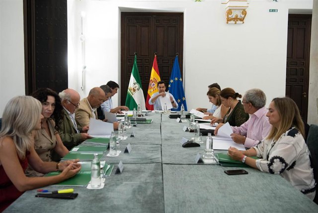 Juanma Moreno se reúne con los consejeros para preparar el Consejo de Gobierno del jueves