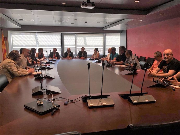 Mediación entre la dirección y el comité de huelga del personal de tierra de Iberia en el Aeropuerto de Barcelona.
