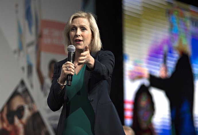 EEUU.- La senadora Kirsten Gillibrand se retira de las primarias del Partido Dem