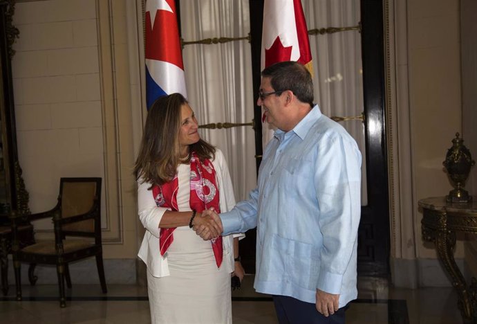 La ministra de Exteriores canadiense, Chrystia Freeland, y su homólogo cubano, Bruno Rodríguez