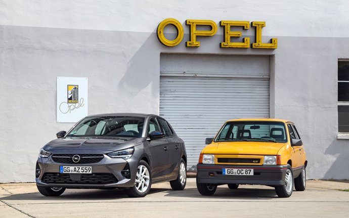 El nuevo Opel Corsa se encuentra con el Corsa GT de 1987 en el Salón del Automóvil de Frankfurt