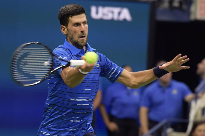 Tenis/US Open.- Djokovic se sobrepone al dolor en una jornada acortada por la ll