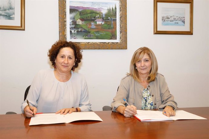 La consejera de Derechos Sociales, M Carmen Maeztu, y la directora general la Asociación Navarra Sin Fronteras, Pilar Marzo.