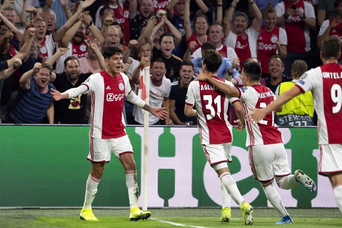 L'Ajax celebra la passada a la fase de grups de la Champions