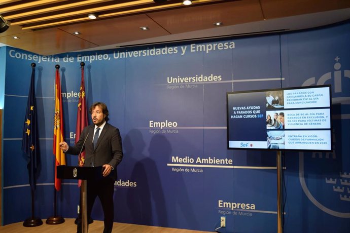 El consejero de Empleo, Investigación y Universidades, Miguel Motas, anunciando un nuevo paquete de ayudas económicas y becas para fomentar la participación de desempleados en cursos del SEF