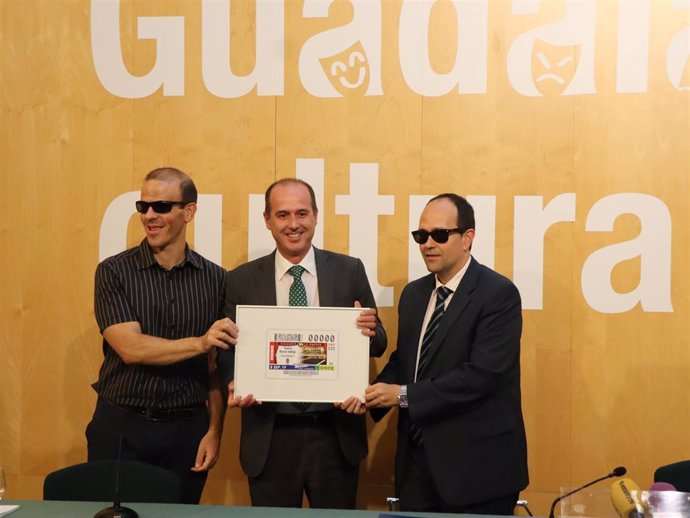 El alcalde de Guadalajara, Alberto Rojo, presenta el cupón de la ONCE que estará protagonizado por el Teatro Buero Vallejo de la ciudad