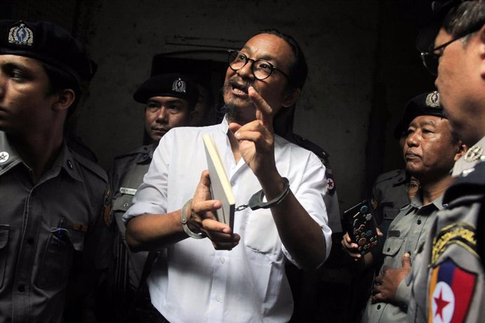 El cineasta birmnao Min Htin Ko Ko Gyi escoltado tras el juicio en Yangon