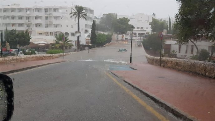 Un coche atrapado en una calle inundada el pasado martes en Santanyí.