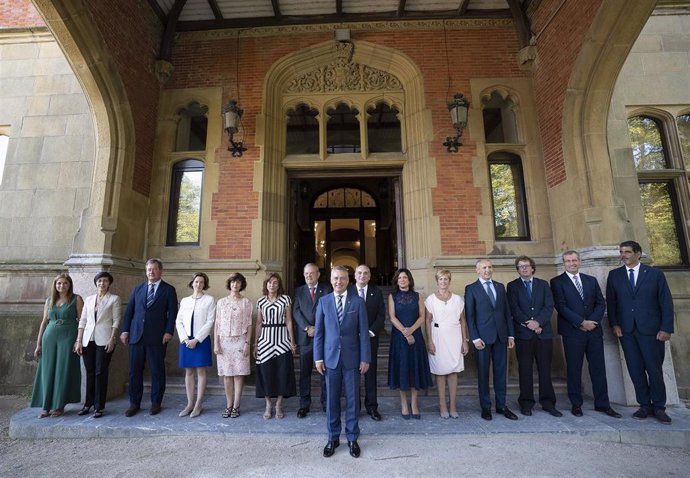 El Gobierno Vasco al completo posa ante el Palacio de Miramar antes del inicio del primer Consejo de Gobierno, tras el verano