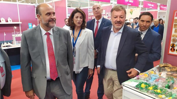 El vicepresidente de C-LM, José Luis Martínez Guijarro, visita la feria Naturama de Cuenca