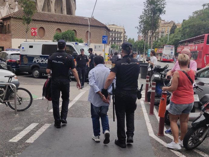 Traslado de una persona identificada en un operativo de Mossos d'Esquadra y Policía Nacional contra carteristas del Metro de Barcelona