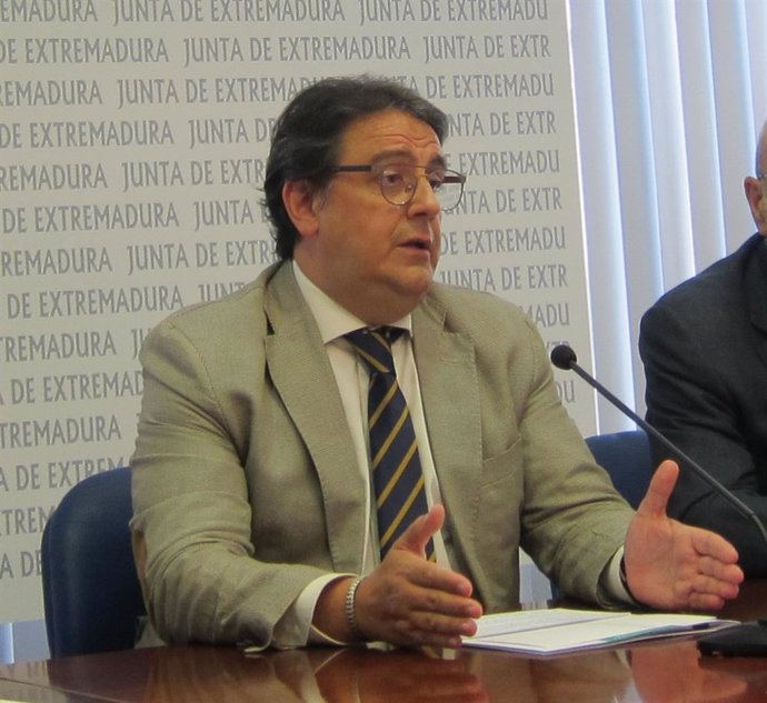 El vicepresidente segundo y consejero de Sanidad y Servicios Sociales, José María Vergeles en rueda de prensa