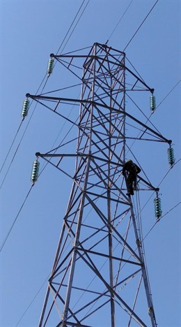 Trabajador de Endesa instalando fibra óptica en la Anoia (Barcelona)