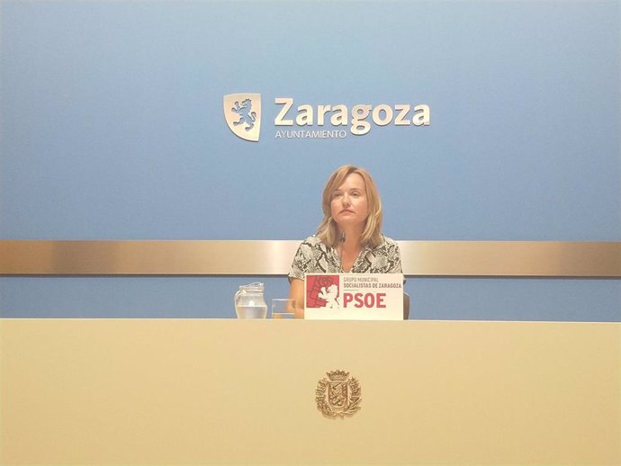La portavoz del grupo socialista en el Ayuntamiento de Zaragoza, Pilar Alegría, durante una rueda de prensa en el consistorio este jueves, 29 de agosto.