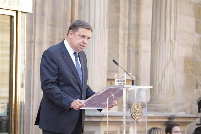 El ministro, Luis Planas, en la toma de posesión de Concha Andreu como presidenta del Gobierno regional