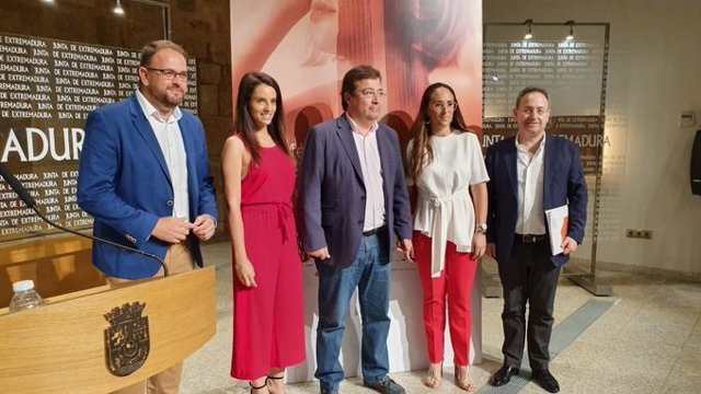 Jesus Cimaro con los representantes políticos en el balance del Festival