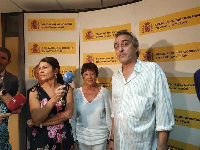 En el medio, la delegada del Gobierno, Mercedes Martín, y el sindicalista de CCOO Saturnino Fernández, en la presentación de los datos del Plan Director Por un Trabajo Digno.