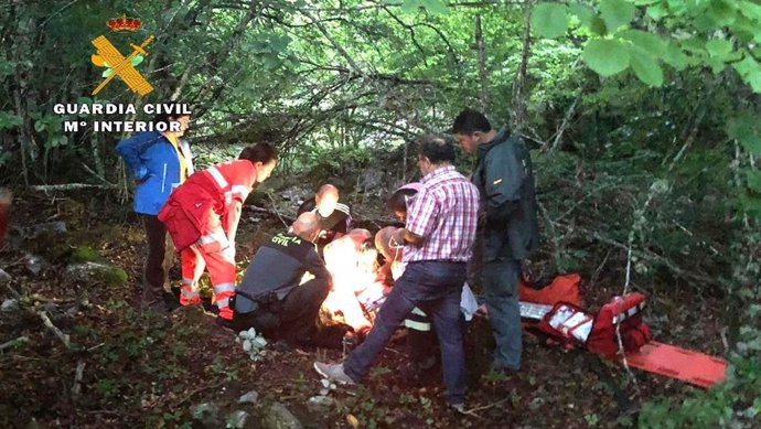 Imagen del rescate de  la montañera accidentada en el Arroyo de Cueva Teresa, en Palencia. .