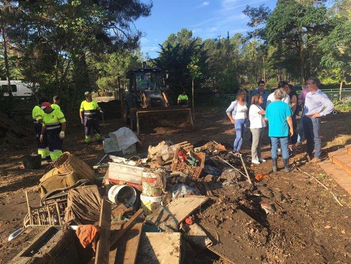 El presidente de la Diputación de Ávila, Carlos García, supervisa los trabajos tras la riada de Las Navas del Marqués.