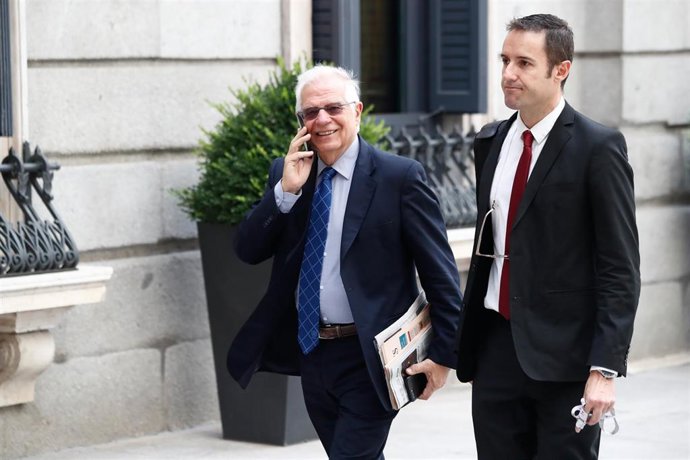 El ministro de Asuntos Exteriores y Unión Europea, Josep Borrell, a su llegada al Congreso de los Diputados para la segunda sesión del debate de investidura del candidato socialista a la Presidencia del Gobierno.