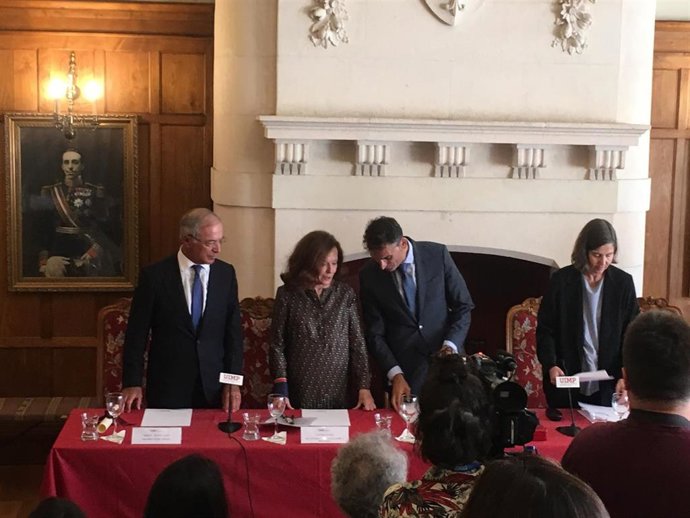 El presidente de Viesgo, Miguel Antoñanzas, la académica de la RAE, Aurora Egido, el subsecretario de ciencia, innovación y universidades de la UIMP, Pablo Martín y la rectora de la UIMP, Mari Luz Morán