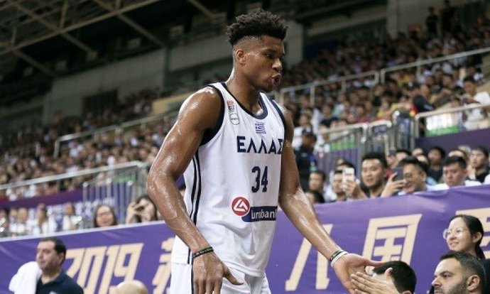 Giannis Antetokounmpo jugando con Grecia