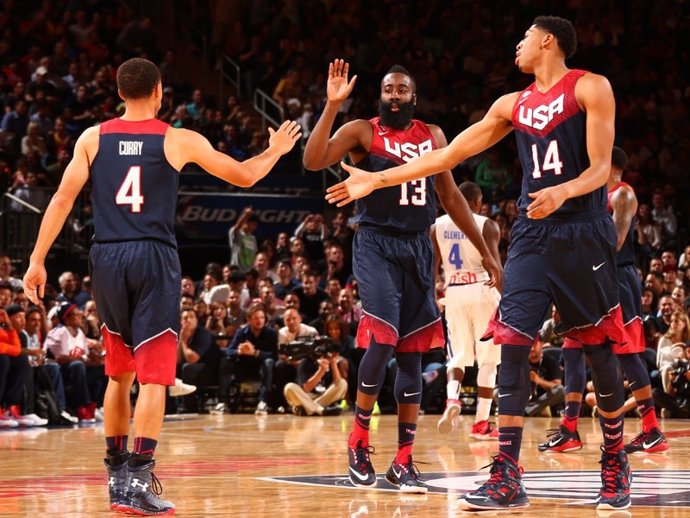 Harden, Curry y Davis durante un partido de la selección estadounidense de baloncesto