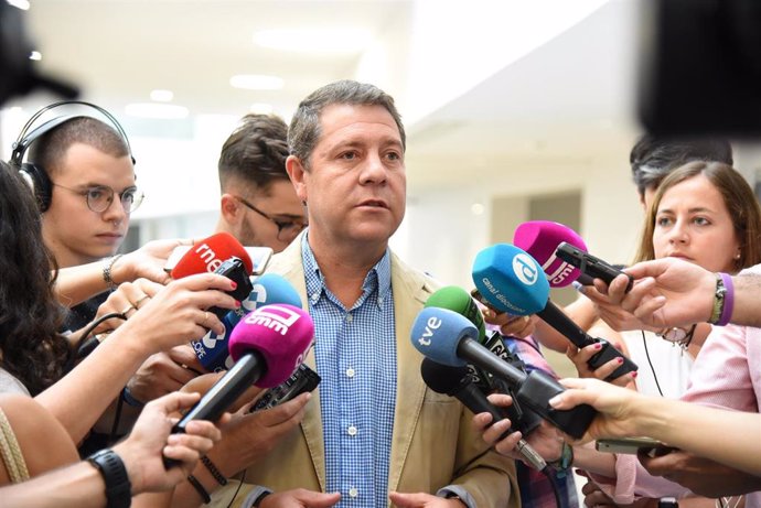El presidente de C-LM, Emiliano García-Page atiende a los medios en su visita al nuevo hospital