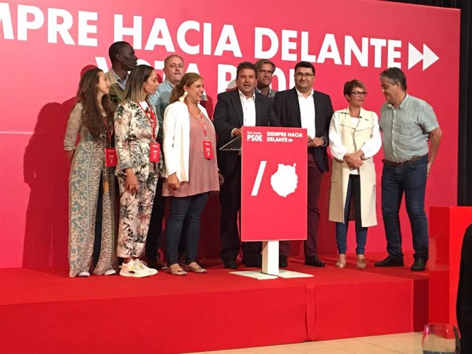 Luis Ibarra (PSOE) entre Isabel Mena y Miguel Ángel Pérez del Pino